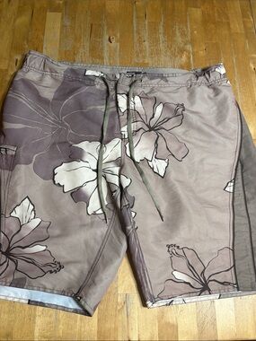 Denver Hayes Men's Taupe Floral Board Shorts